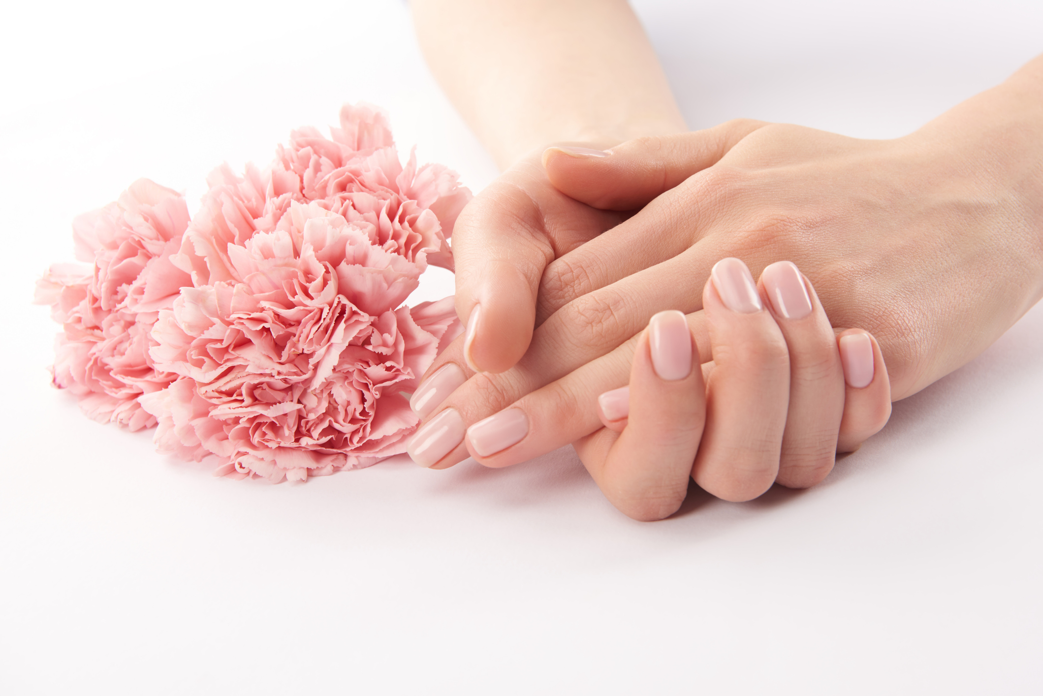 Handen met mooi natuurlijk manicure