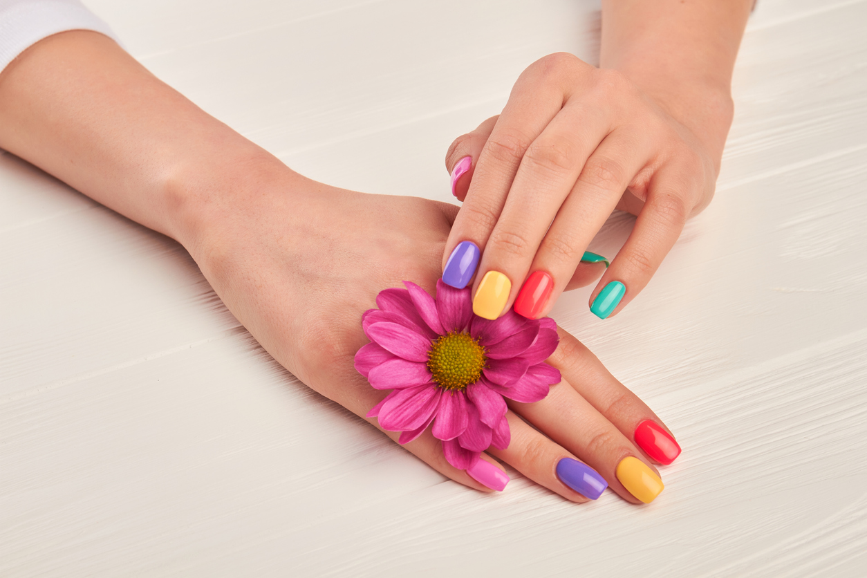 Vrouw met gekleurde nagels